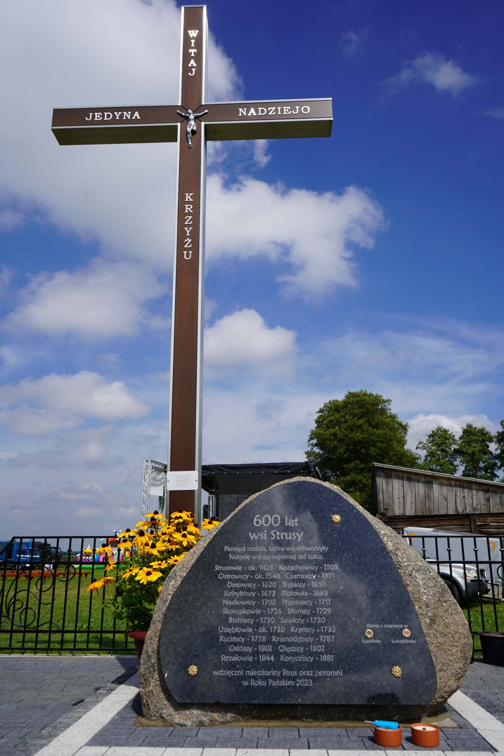 Krzyż i obelisk z tablicą